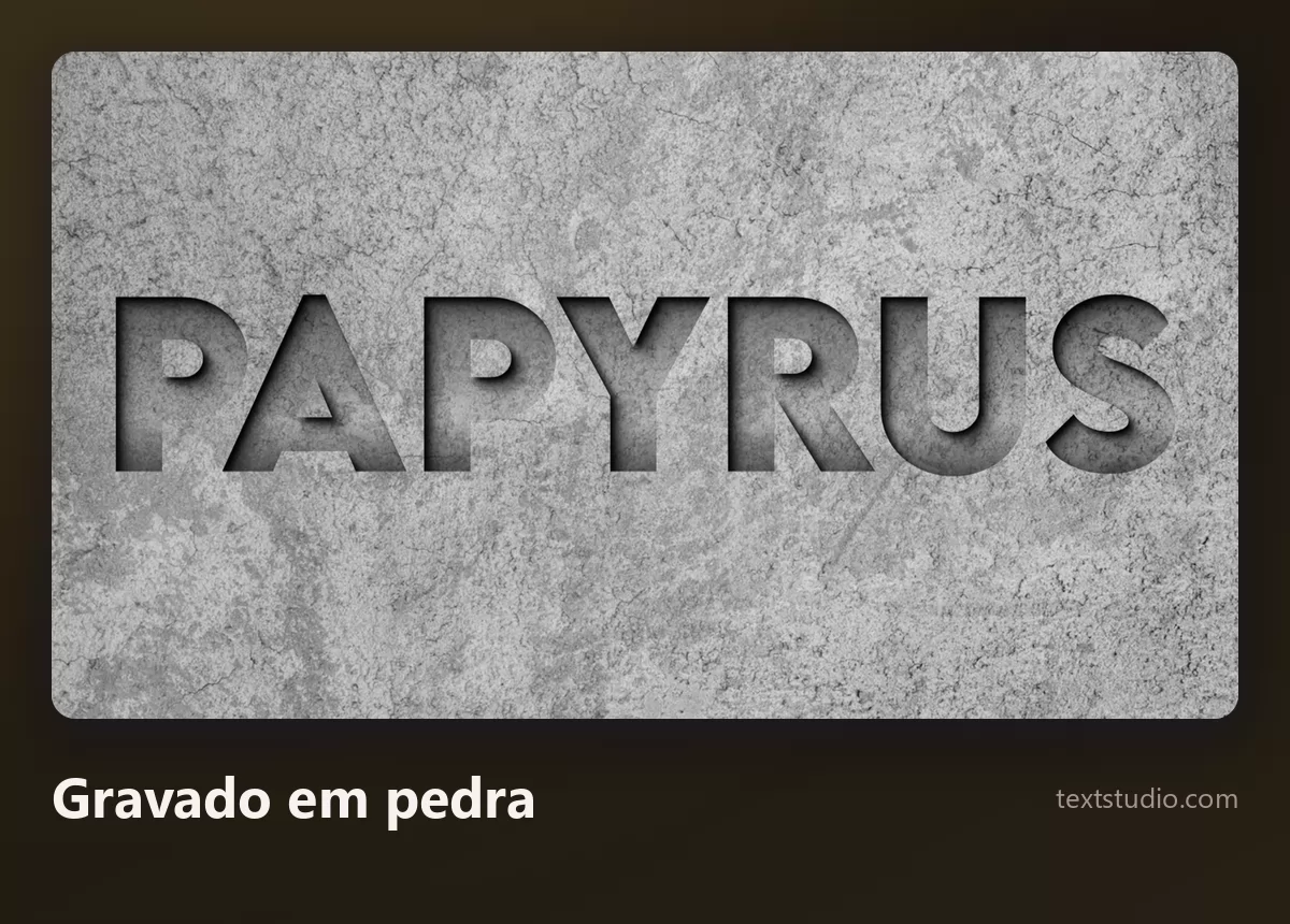 A palavra Papyrus talhada numa superfície de pedra cinza, com as letras rebaixadas e iluminadas de cima