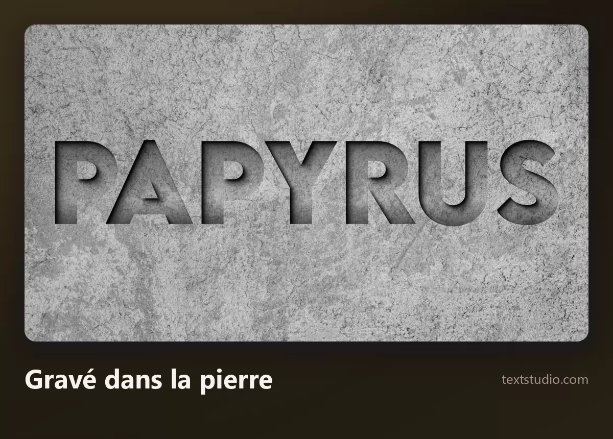Le mot Papyrus gravé dans une surface de pierre grise, lettres en creux et éclairées par le haut