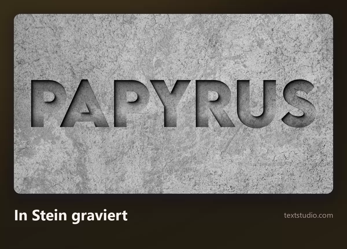 Das Wort Papyrus in eine graue Steinfläche graviert, die Buchstaben vertieft und von oben beleuchtet